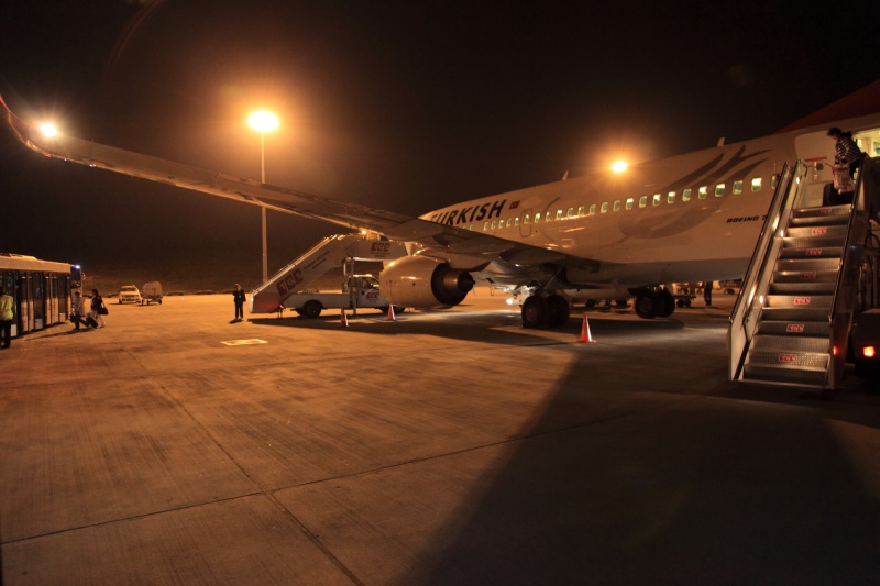 IMG_3075RR イズミル空港に到着。地名がマイナーすぎるので<a href=http://ja.wikipedia.org/wiki/%E3%82%A4%E3%82%BA%E3%83%9F%E3%83%AB>ウィキにリンク</a>しておくわ。