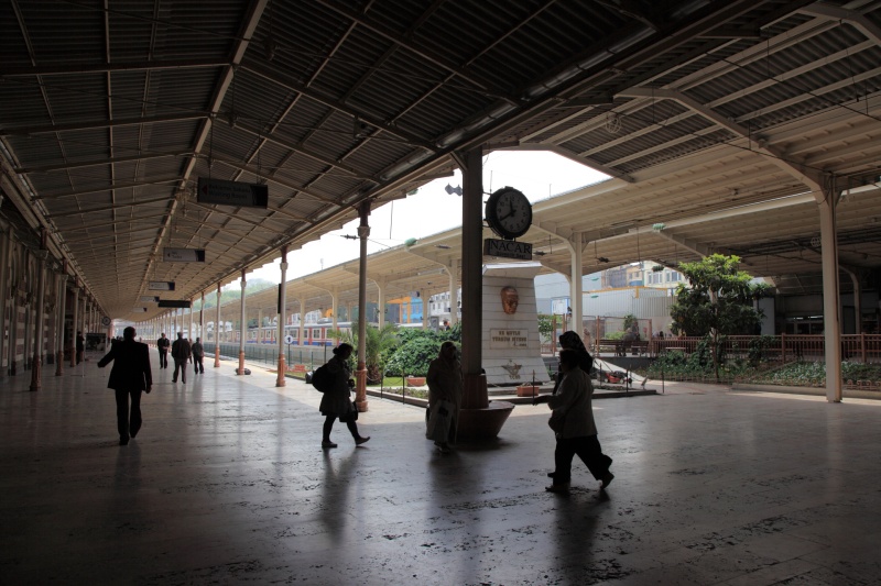 IMG_4646RR 人口の割には駅は大変閑散。イスタンブール駅発着の鉄道は主に長距離を担っていますが、<BR>
利便性でバスに劣るため、利用客は年々減少しているようです。