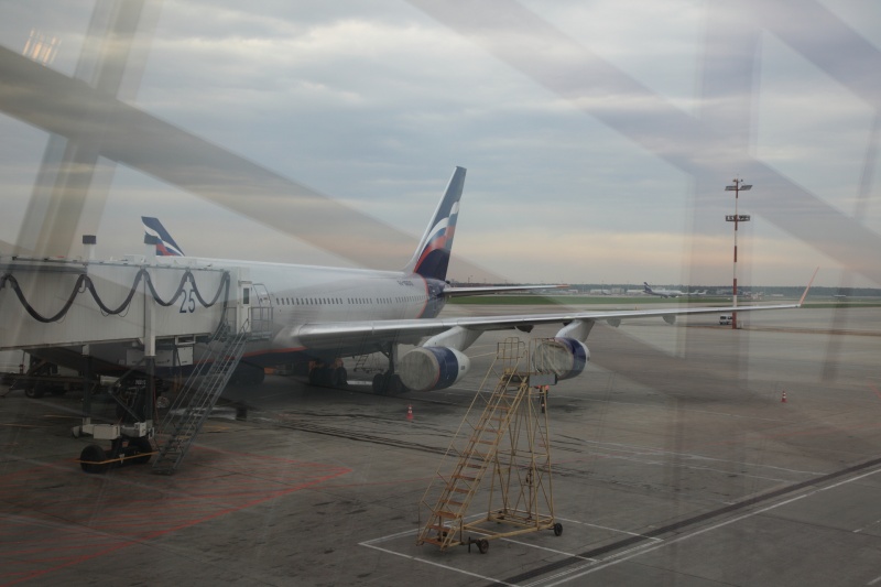 IMG_5988RR 飛行機を降りるとあっという間にエンジンにカバーが。<BR>
外気に暴露させてはいけないだなんて、厄介な機械っぽいですね。
