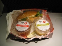 DSC05020R またまた機内食。あんまりオナカは空いていないんですけど、