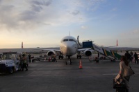 IMG_3064RR 搭乗時刻。この飛行場には搭乗橋が無いので飛行機までは当然のように徒歩。